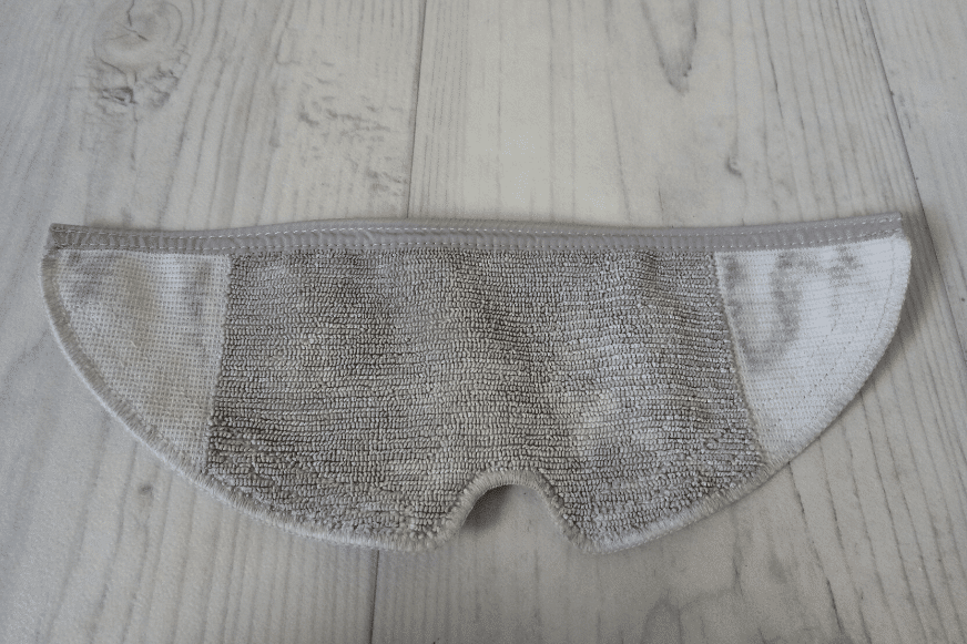 Dreckiges Wischtuch nach dem Wischen liegt auf dem Boden